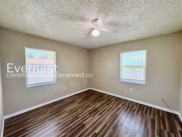 Building Photo - 2119 Navel Cir S