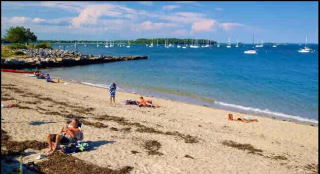 Building Photo - Don't miss out! Modern 2 bed condo in the East End! Fully Furnished.