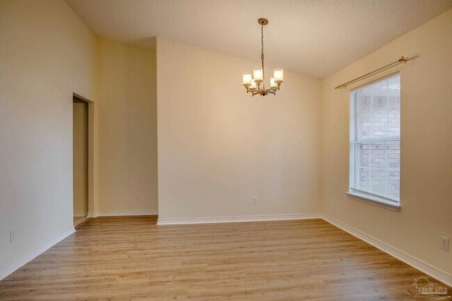 Building Photo - 3012 Classic Dr