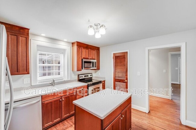 Building Photo - 2417 Laburnum Ave