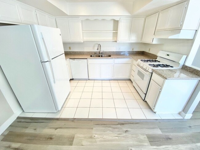 Building Photo - BEAUTIFUL 2 BED 2 BATH SECOND FLOOR CENTRAL LAS VEGAS CONDO