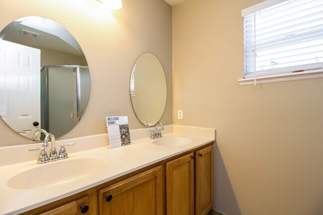 Building Photo - 272 Regal Downs Cir