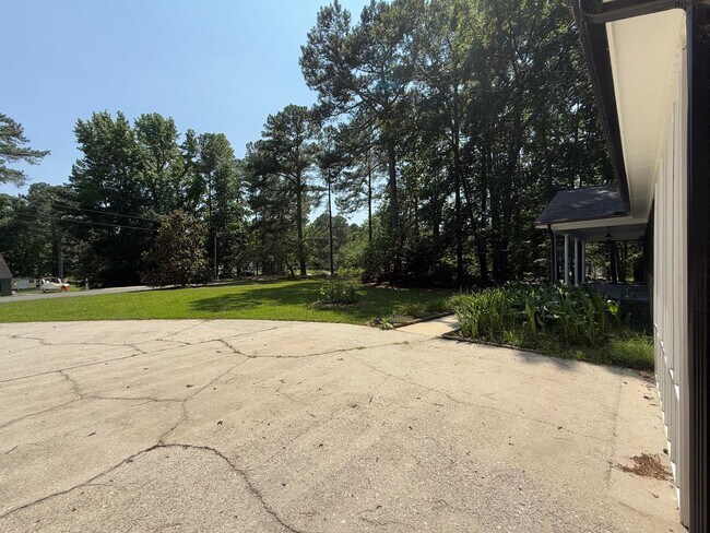 Building Photo - **OFFERING RENT PROMOTION FOR FIRST 6 MONT...