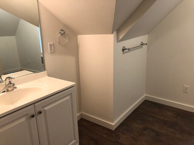 Building Photo - 410 E James St