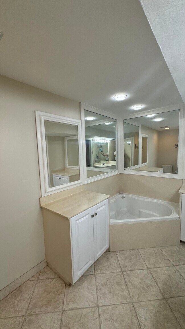 Building Photo - 2704 Cardinal Dr