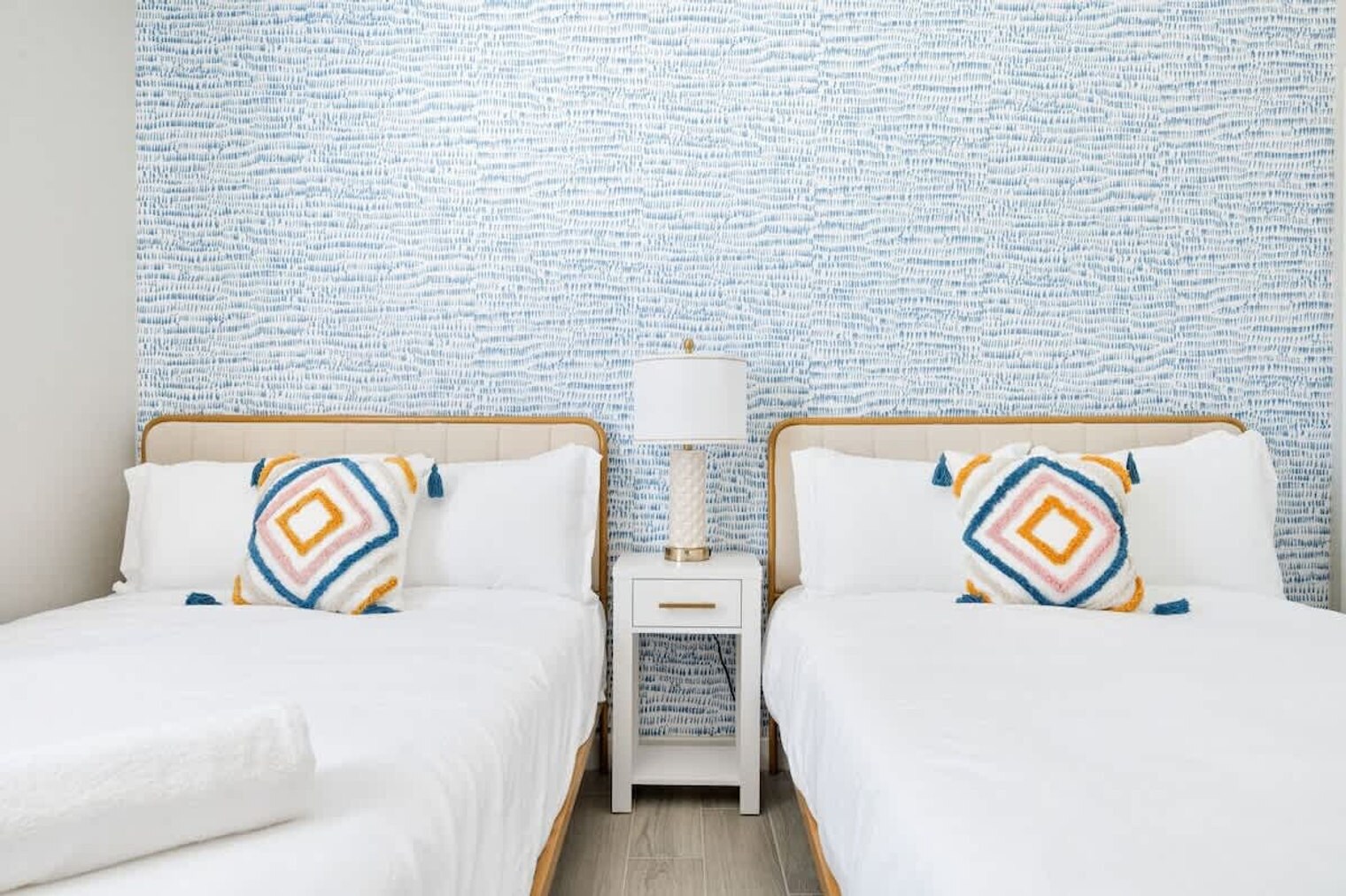 Building Photo - 6606 W Paradise Ln