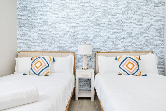 Building Photo - 6606 W Paradise Ln