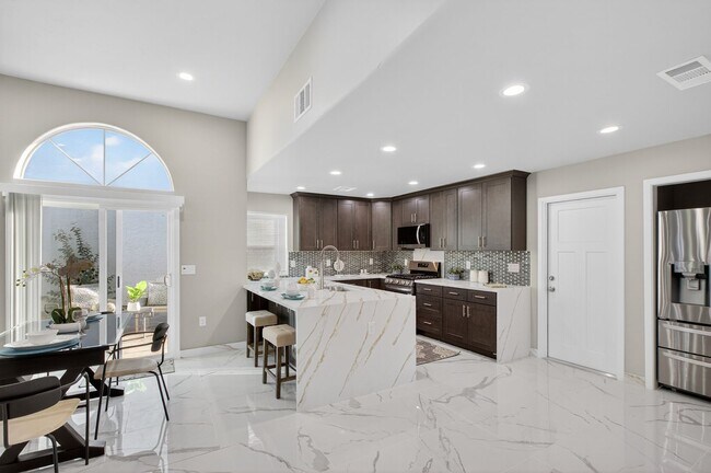 Building Photo - Bright & Spacious 3 Bed, 2 Bath Home – Must See!