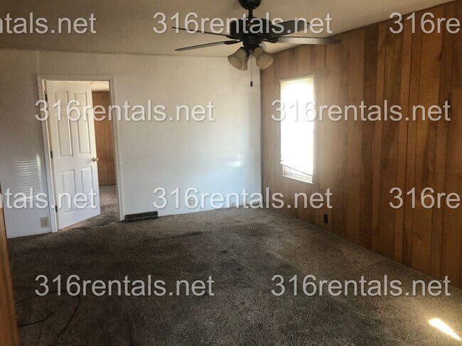 Building Photo - $1095 - 4 bed 2 bath - Single Family Home