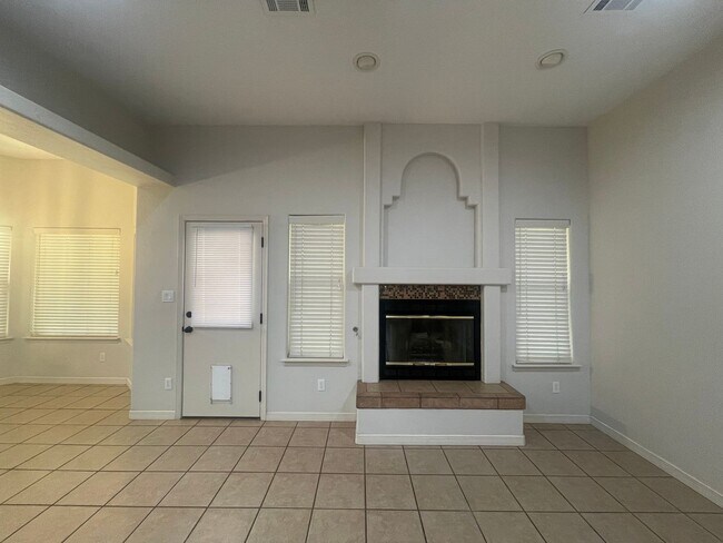 Building Photo - Gorgeous 4 bedroom/3 bathroom home located...