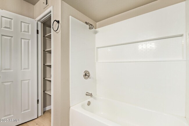 Building Photo - 1402 E Guadalupe Rd