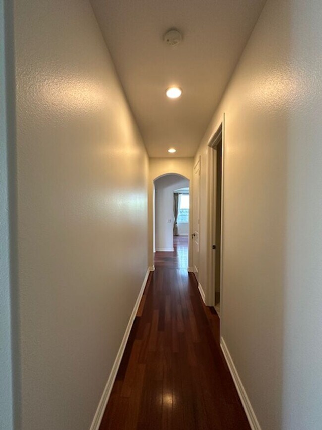 Building Photo - Stunning Executive home with loads of cust...