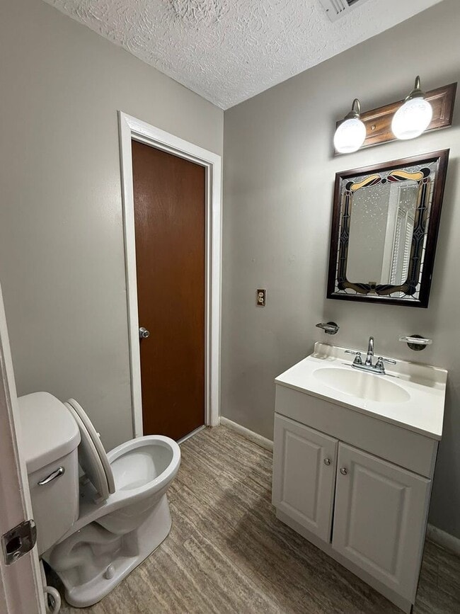 Building Photo - 3 Bed 2 Bath Brick Home - Move In Ready