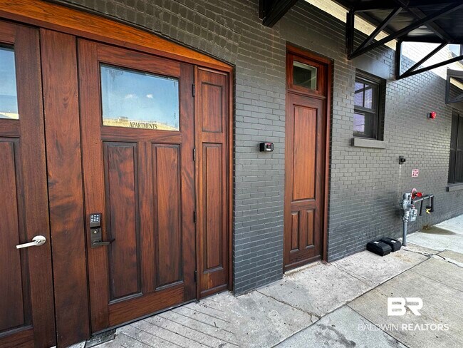 Building Photo - 120 W Laurel Ave