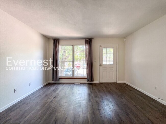 Building Photo - 3 Bed/2.5 Bath Townhome with Fenced Yard / Available Now!