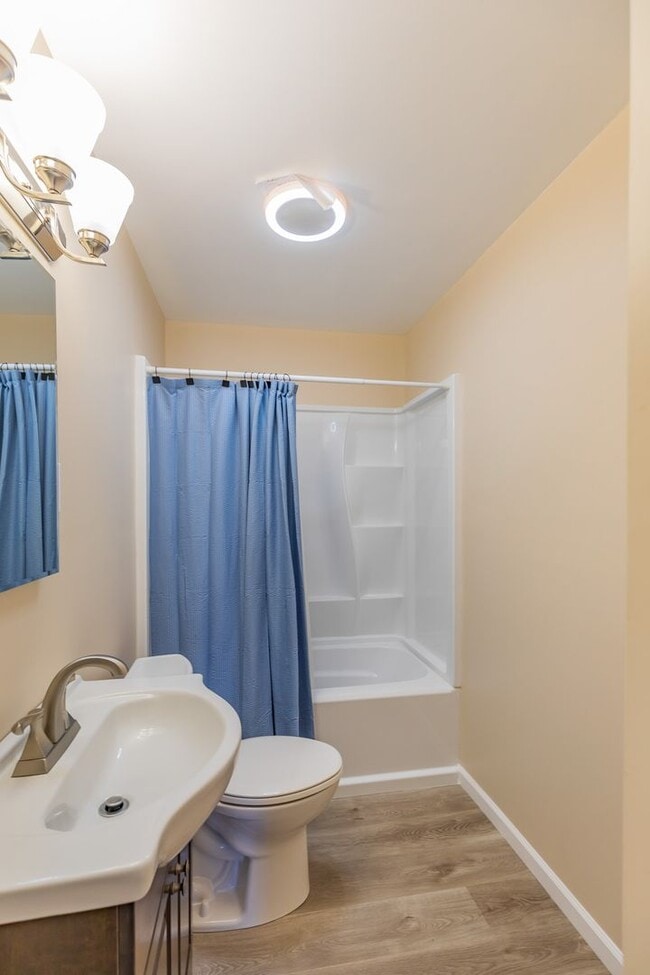 Building Photo - Spacious 4 Bedroom Home