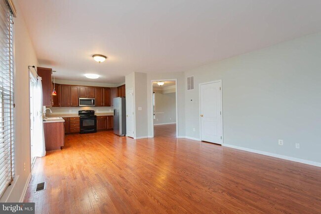 Building Photo - 305 Lewisburg Ln