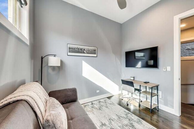 Building Photo - 1021 N Hermitage Ave