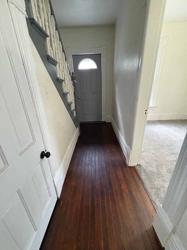 Building Photo - Charming Northside La Crosse Home