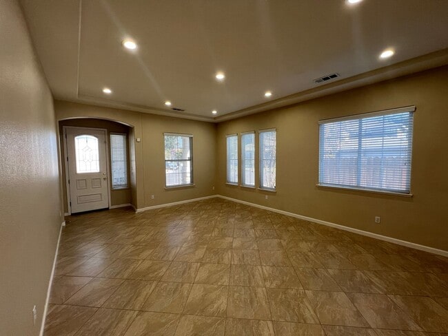 Building Photo - 4-bedroom single story located in Sylvan S...