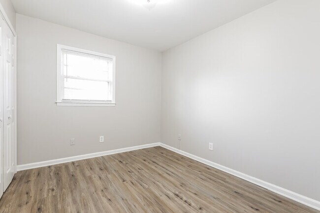 Building Photo - 820 Oakdale Dr