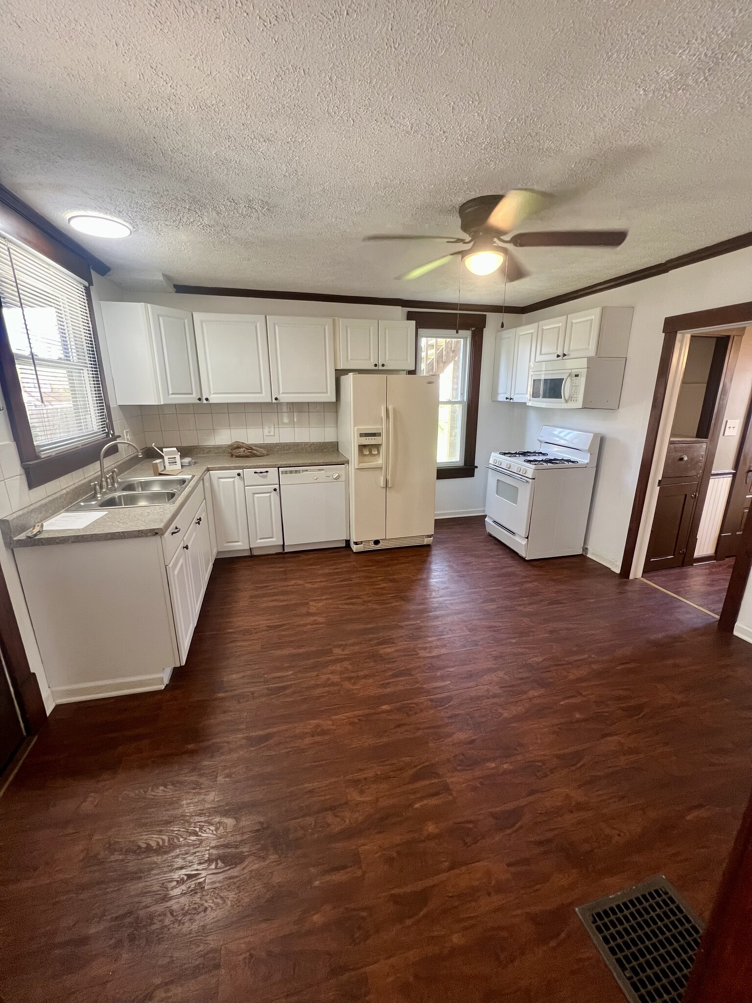 Kitchen - 221 Charlotte St NW