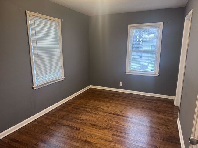 Building Photo - Adorable One Bedroom Home