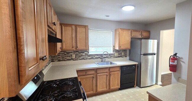 Building Photo - Beautiful 3 bedroom 2.5 bathroom END Unit ...