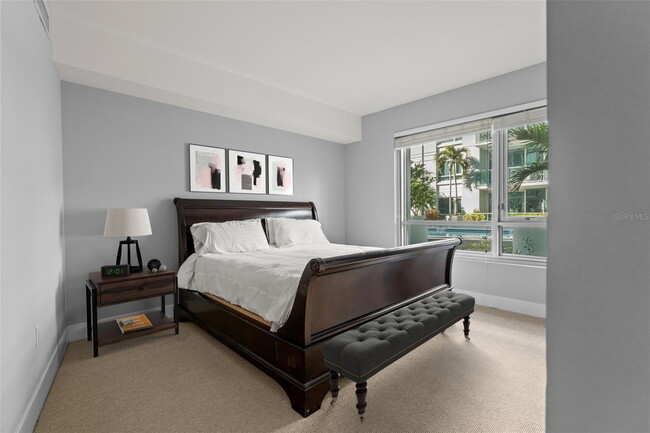 Building Photo - Modern 2 Bed/2 Bath Condo