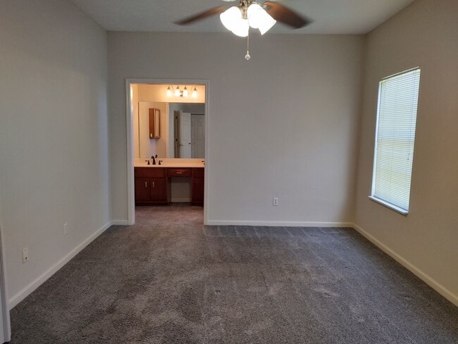 Building Photo - Spacious Home Conveniently Located in a Quiet Neighborhood!