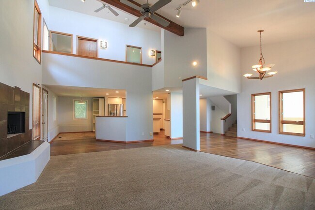 Building Photo - 4 Bed/2 Bath + an Office Richland House