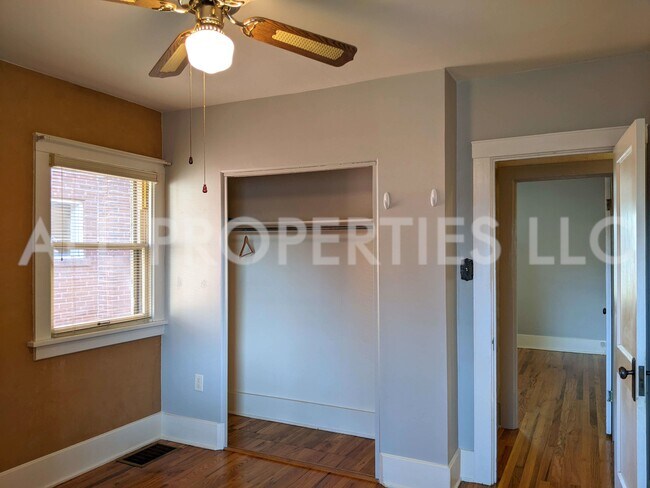 Building Photo - 557 S Race St