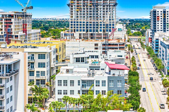 Building Photo - 425 N Andrews Ave