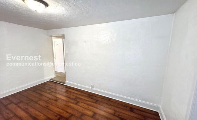 Building Photo - 605 E Santa Inez Ave