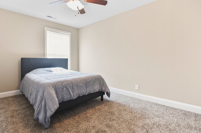 Building Photo - Pet Friendly Three Bedroom!