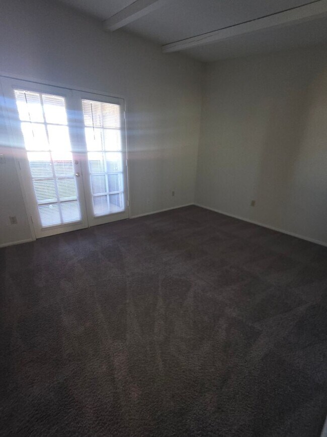 Building Photo - Beautiful CONDO 2 Bedroom- 2 Bath