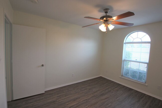 Building Photo - Beautifully updated 3 bedroom 2 bath home ...