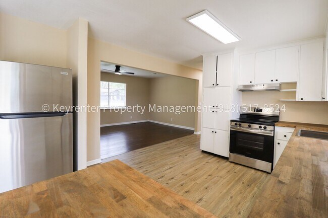 Building Photo - 3 Bed | 2.5 Bath in Oologah!