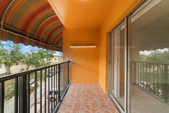 Building Photo - 525 W 69th St