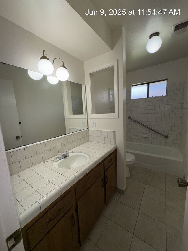 Building Photo - 4057