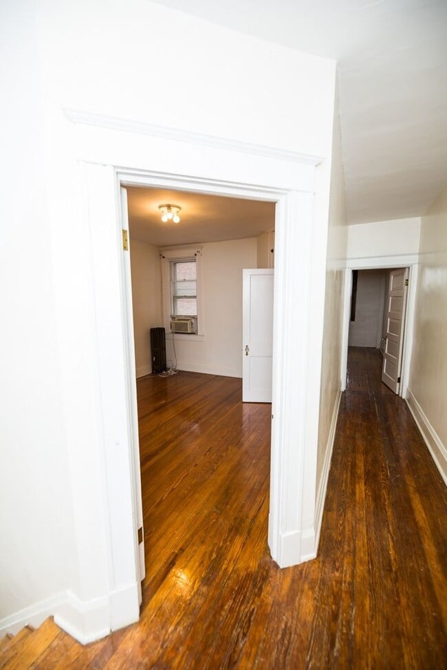 Building Photo - Charles Village 2bd/2ba Rowhome with Parking Spots, W/D and more! Available 7/20