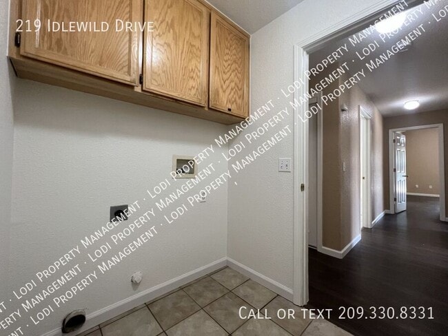Building Photo - 219 Idlewild Dr