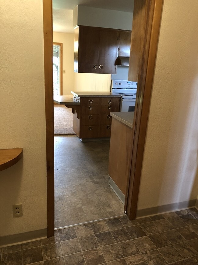 Building Photo - 800 NE 15th St