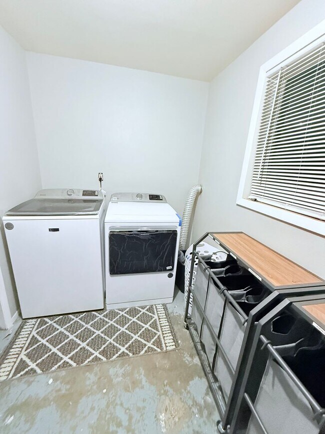 Building Photo - Northeast El Paso 3Bed/2Bath Refrig A/C