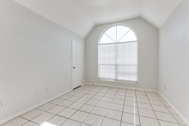 Building Photo - Dynamite Duplex in Arlington - Great Space!