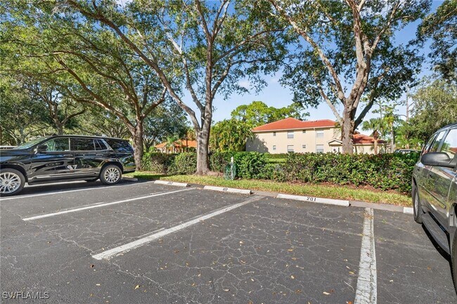 Building Photo - 209 Robin Hood Cir