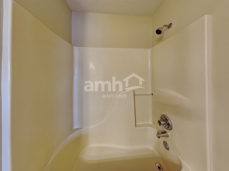 Building Photo - 6002 Candlewick Dr