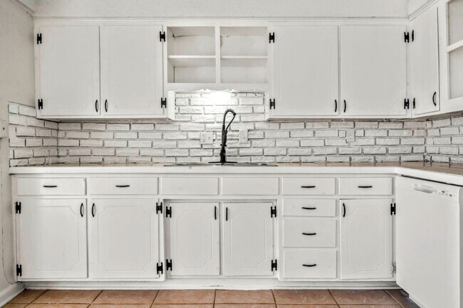 Building Photo - Beautifully Renovated 3 Bedroom Home in KCK Available Now!  1st Month's Rent is FREE!