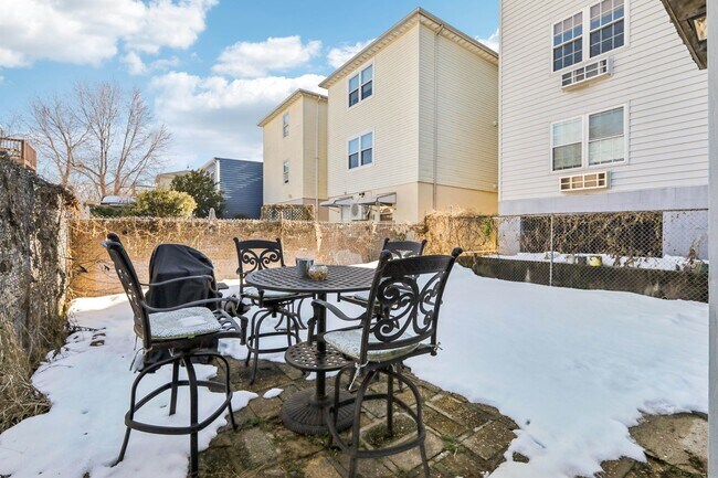 Building Photo - 66 Chestnut Ave