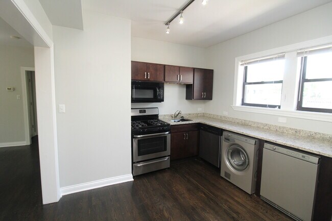 Building Photo - 1542 W Waveland Ave